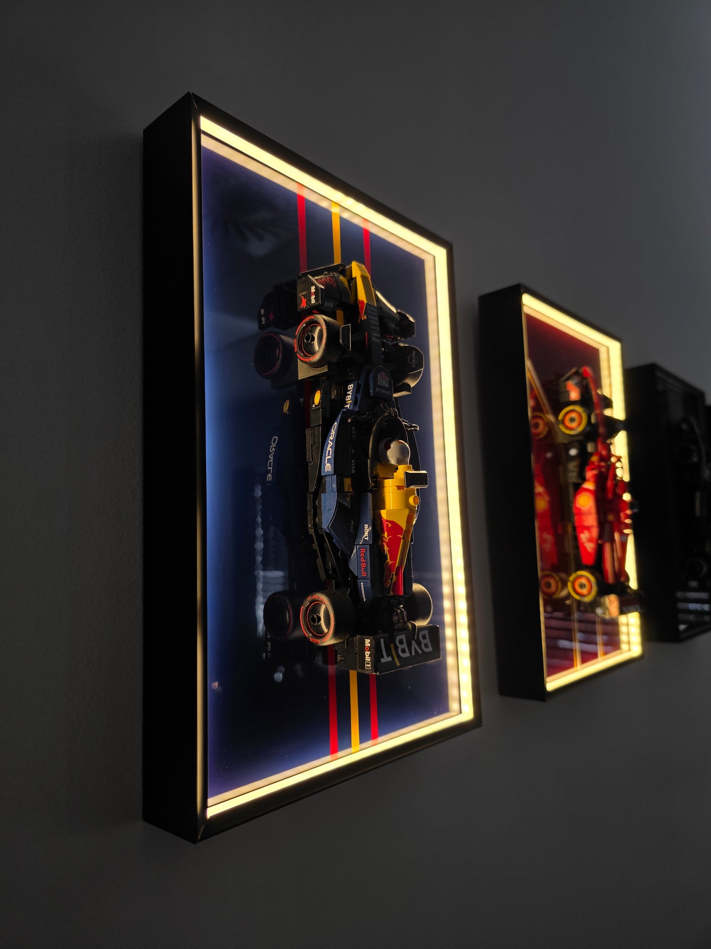 Nástěnný rám pro LEGO® Speed Champions 77243 Závodní auto Oracle Red Bull Racing RB20 F1® v provedení s gradientem